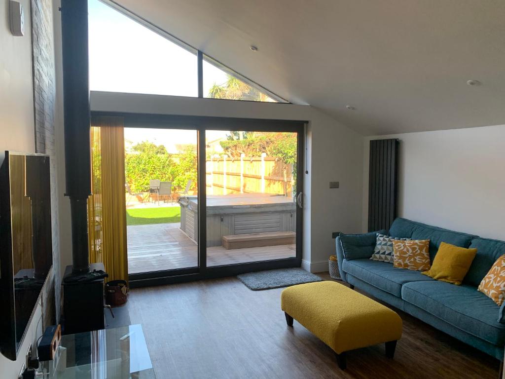 Little Gem, HollandonSea (updated prices 2024)