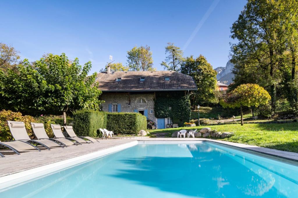Πισίνα στο ή κοντά στο Le Moulin de Dingy - House with 6 bedrooms & swimmingpool 20 mn from Annecy