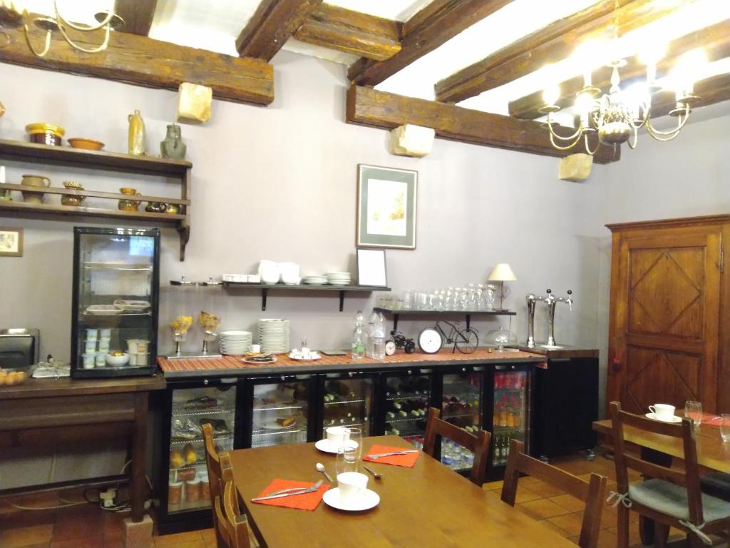 Příslušenství pro přípravu čaje a kávy v ubytování Hôtel Berceau Du Vigneron