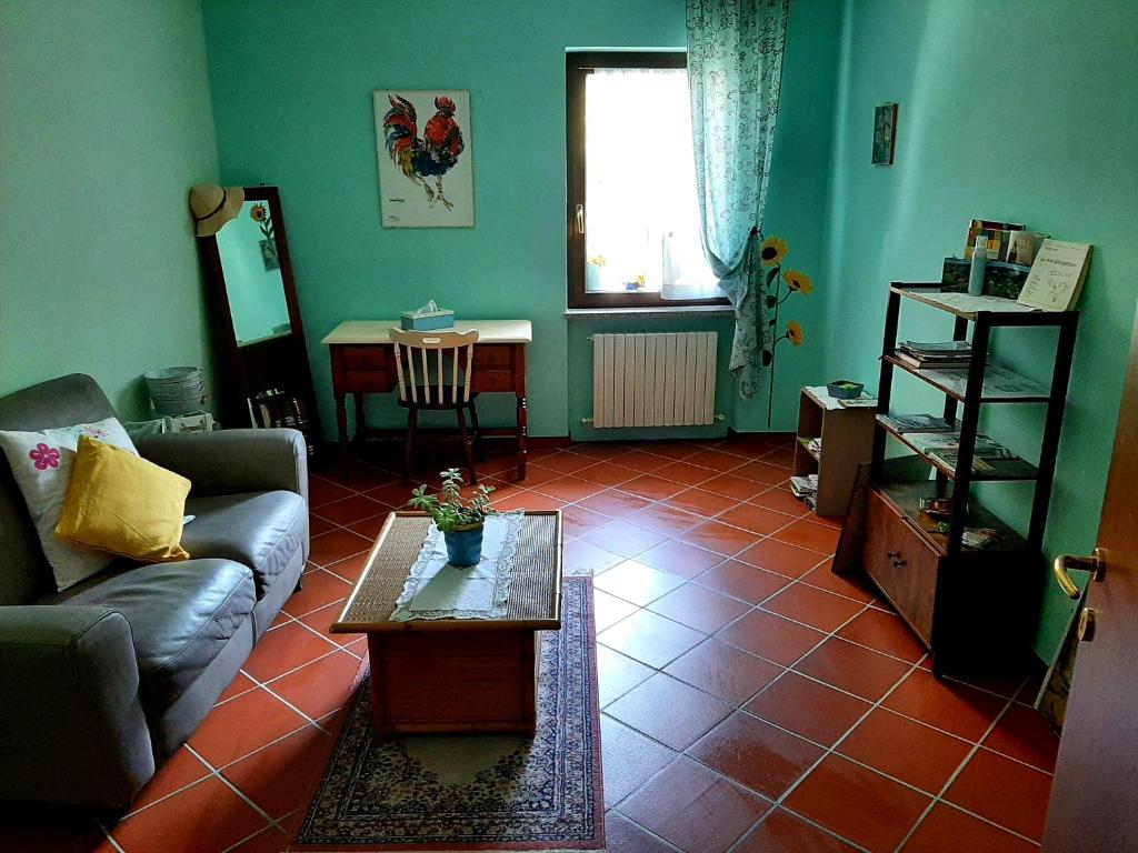 ein Wohnzimmer mit einem Sofa und einem Couchtisch in der Unterkunft Cà D' Rot - Casa Ratti in Vinchio