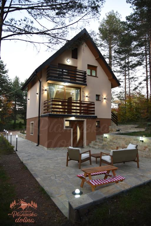 Zgradba, v kateri se nahaja apartma