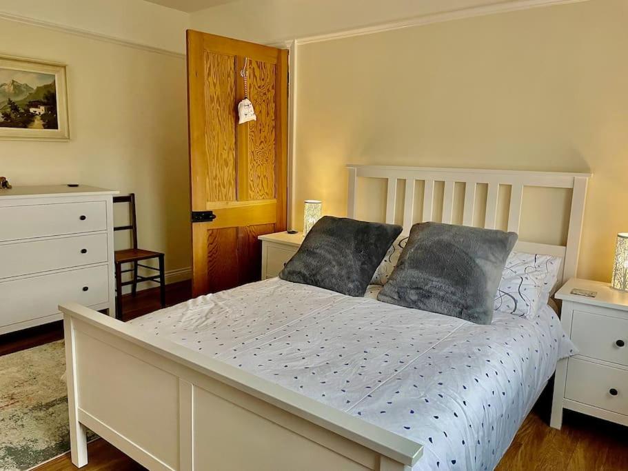 um quarto com uma cama branca e 2 almofadas em Kelvinside, Seahouses, 2 minute walk into village em Seahouses