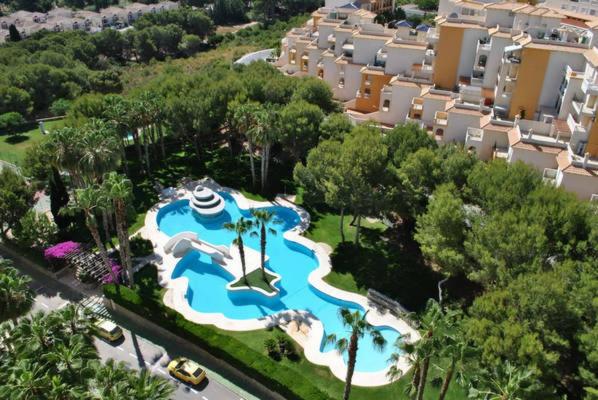 een luchtzicht op een waterpark in een resort bij Apartamento Ines, Dehesa de Campoamor,900m from the sea , swimming pool & tennis court in Campoamor