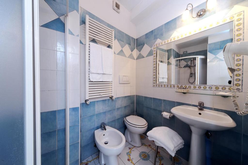 Un baño de Hotel Bellevue Benessere & Relax