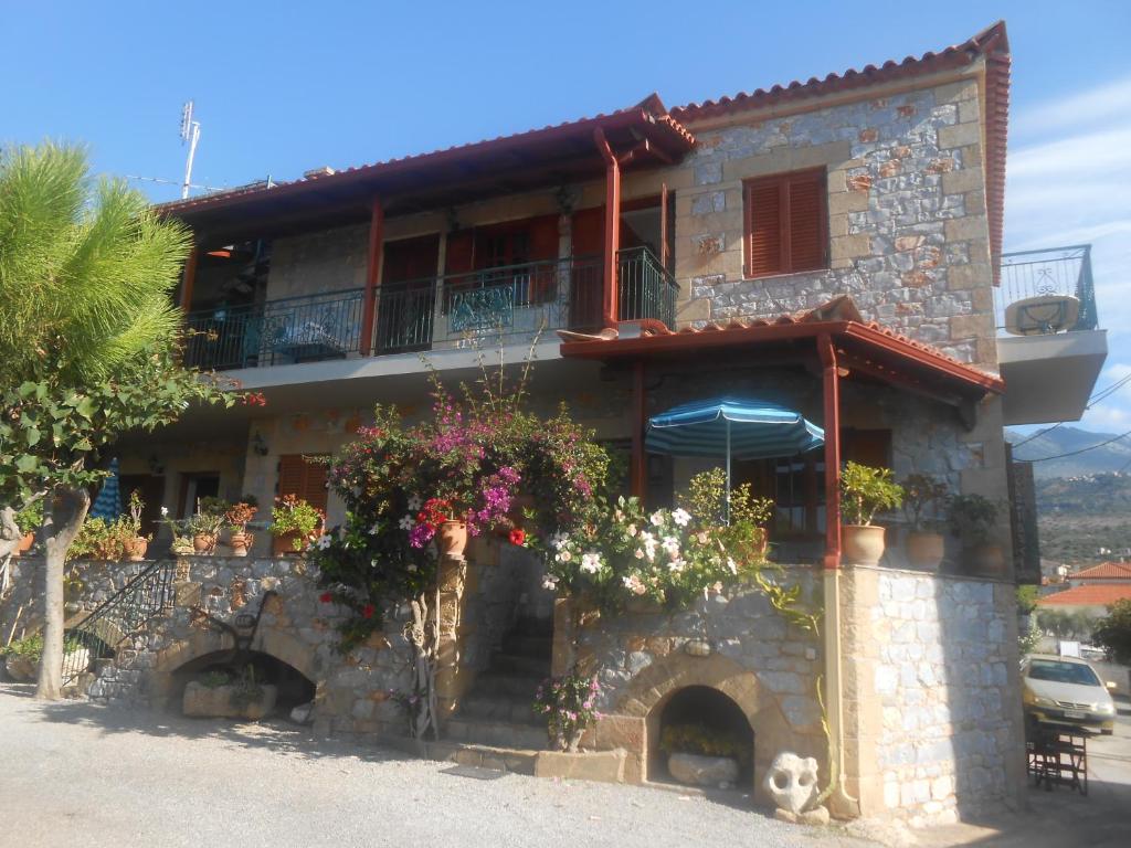 un edificio con flores a un lado. en Skafidakia, en Agios Nikolaos