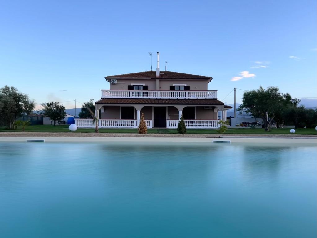 uma casa com um grande lago em frente em Resort Amica em Thurio