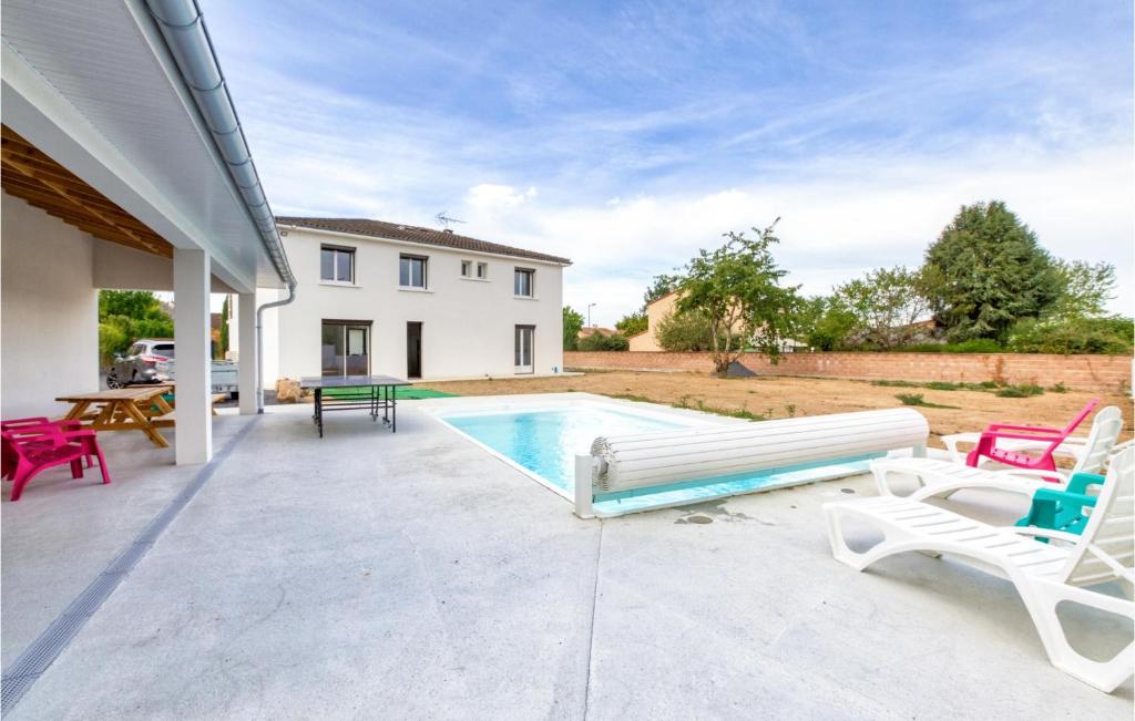 The swimming pool at or close to 5 Bedroom Nice Home In Albi