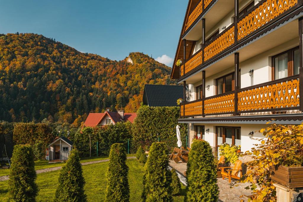Vista generica sulle montagne o vista sulle montagne dall'interno della stanza in casa privata