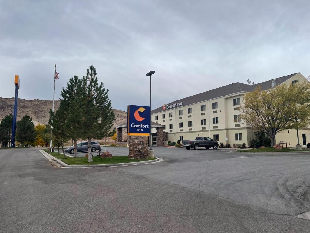 a building with a sign in front of a parking lot at Comfort Inn Richfield I-70 in Richfield