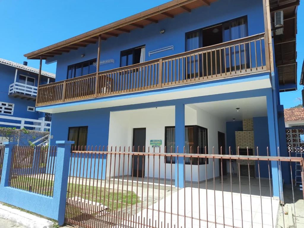 un edificio azul y blanco con balcón en Encantada Floripa Azul, en Florianópolis