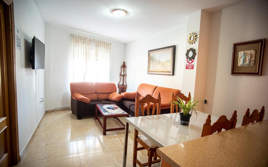 sala de estar con sofá y mesa en APARTAMENTOS SAN ANTON, en Villarrobledo