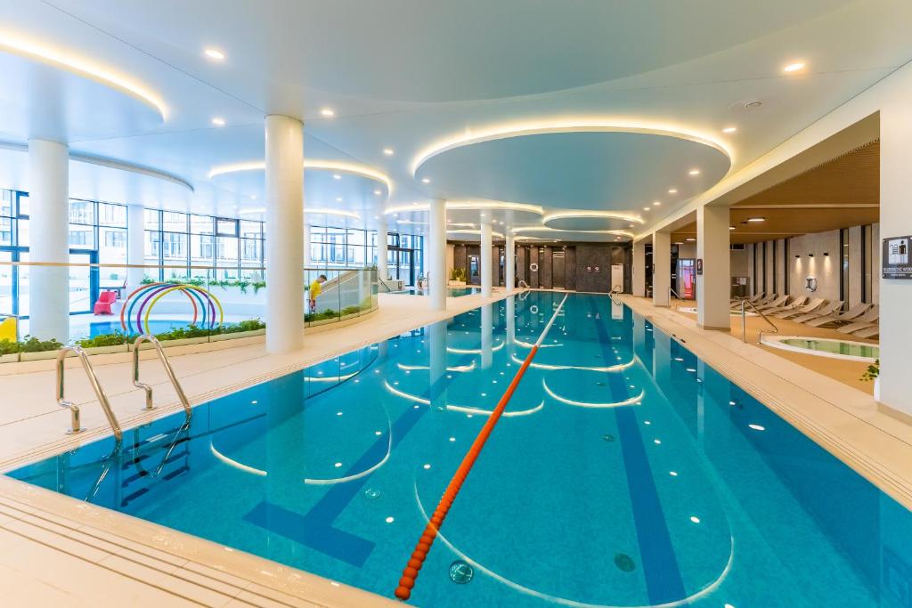 Bazén v ubytovaní FARO Apartamenty Polanki Aqua 4 BASENY w cenie POOLS im Preis alebo v jeho blízkosti