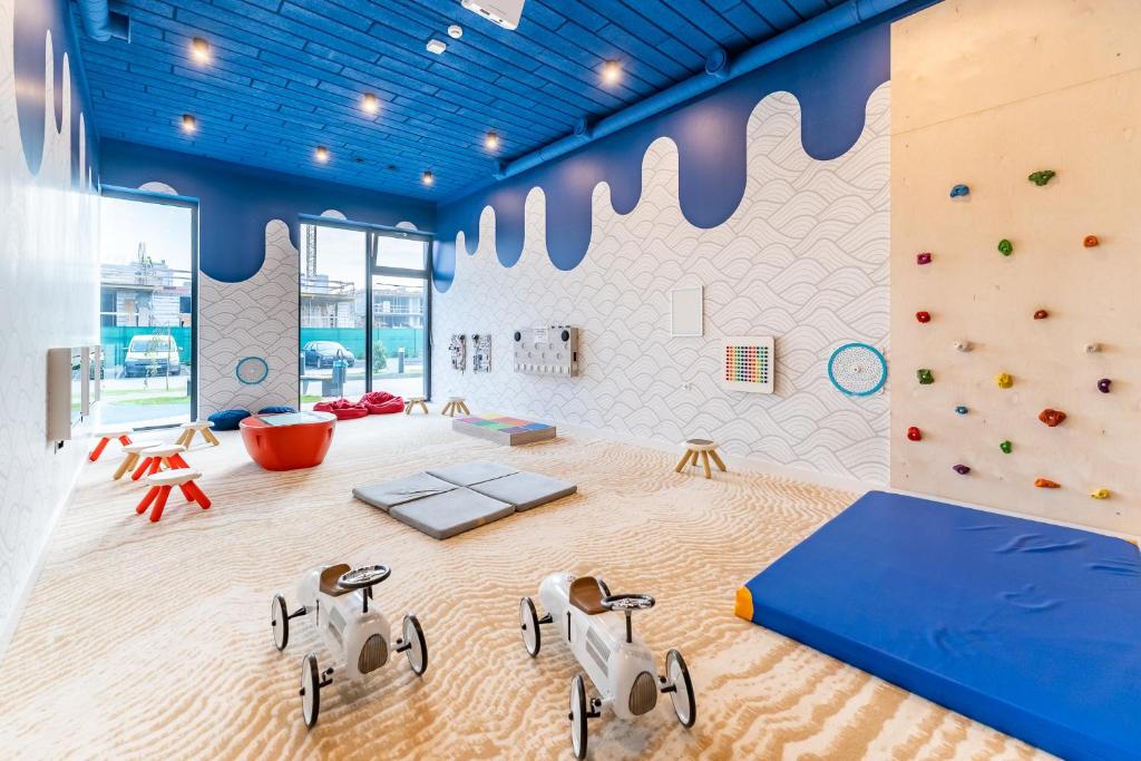 Posteľ alebo postele v izbe v ubytovaní FARO Apartamenty Polanki Aqua 4 BASENY w cenie POOLS im Preis