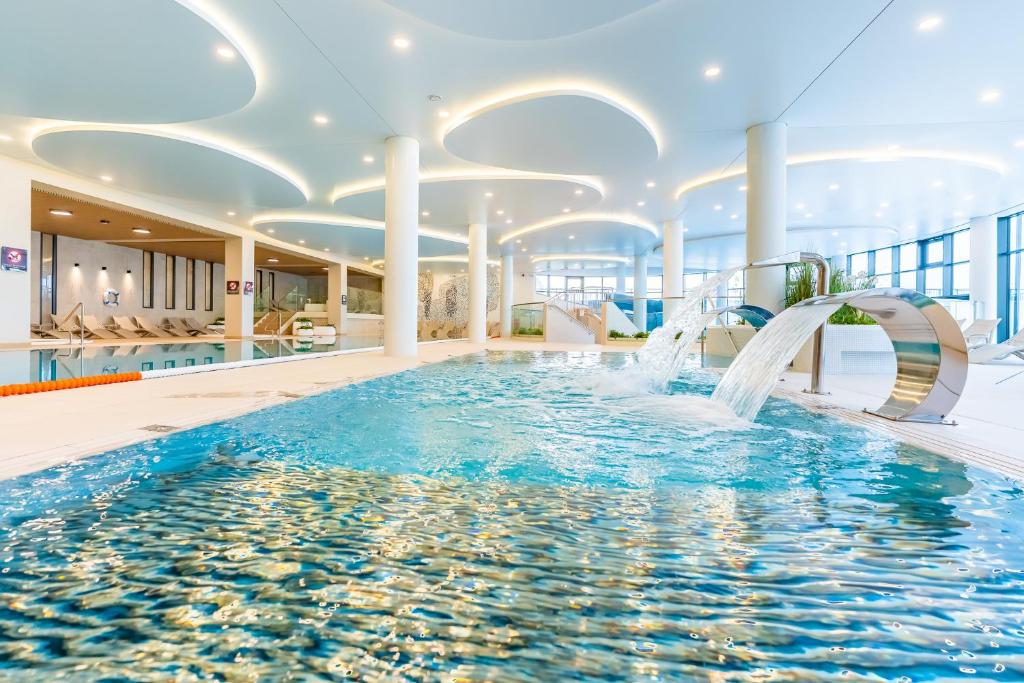 Bazén v ubytovaní FARO Apartamenty Polanki Aqua 4 BASENY w cenie POOLS im Preis alebo v jeho blízkosti