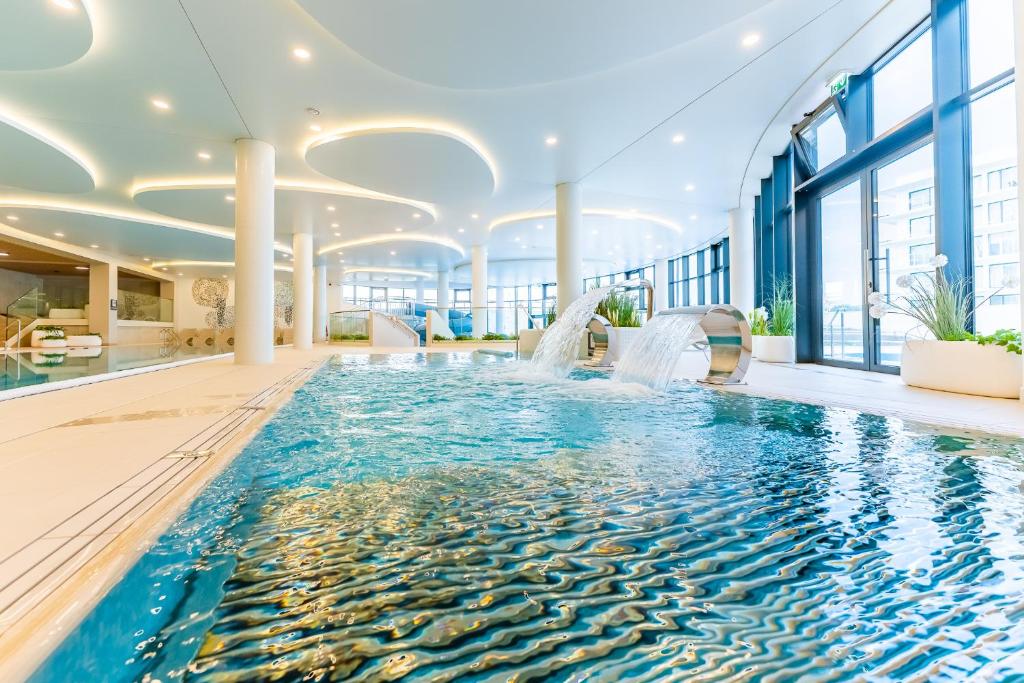 Bazén v ubytovaní FARO Apartamenty Polanki Aqua 4 BASENY w cenie POOLS im Preis alebo v jeho blízkosti