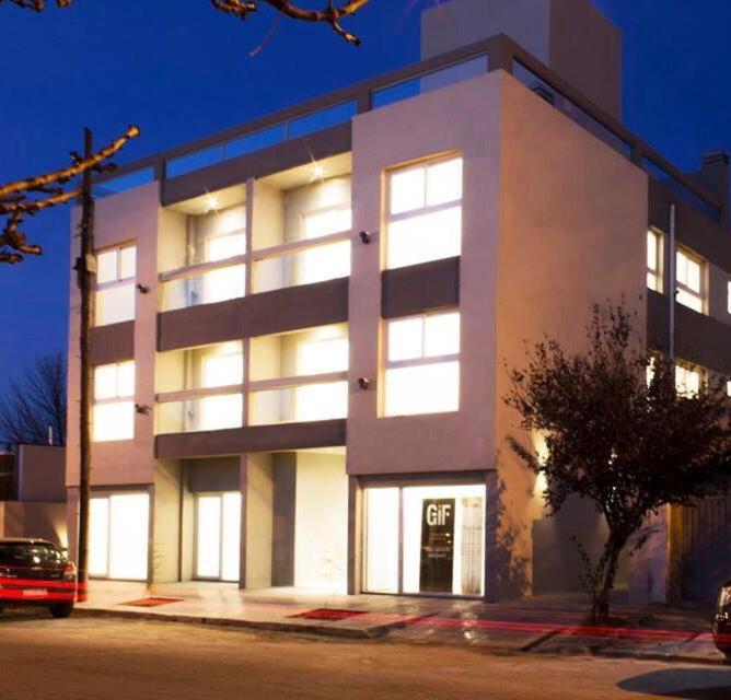 un gran edificio blanco con muchas ventanas por la noche en Departamento santa fe en Santa Rosa