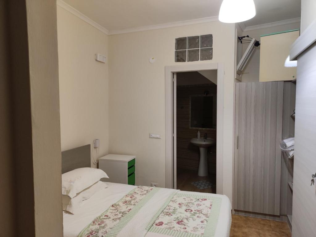Dormitorio blanco pequeño con cama y lavamanos en Bed & Breakfast - Day Use one, en Polla