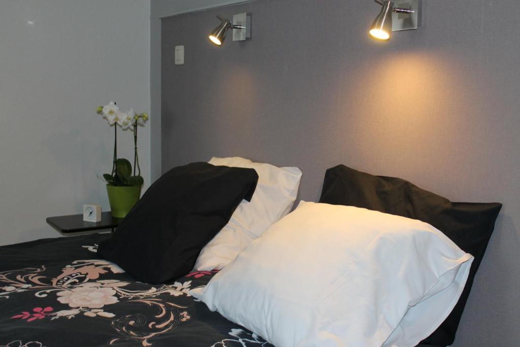 een bed met twee kussens in een kamer bij Hotel De Ploeg in Diepenbeek