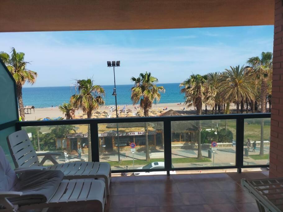 balcón con vistas a la playa y al océano en Apartamento de lujo en primera línea de playa, en Torremolinos