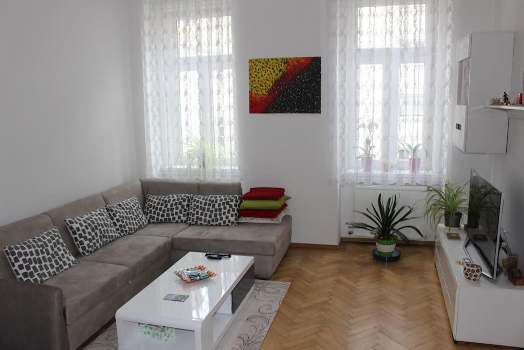 sala de estar con sofá y mesa de centro en my happy place, en Viena