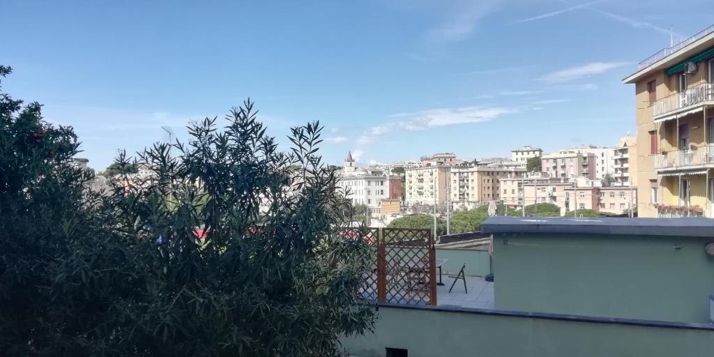 widok na miasto z dachu budynku w obiekcie Appartamento La Gentile w Genui