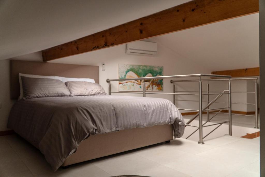 um quarto com uma cama e um loft em CASA DA AVÓ ZIRINHA em Viseu