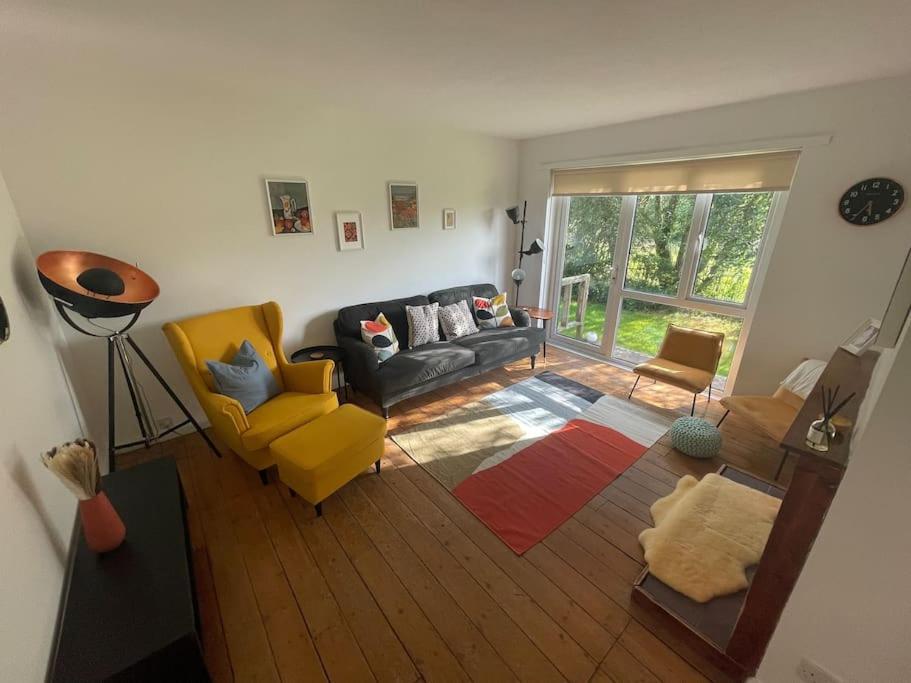 Posezení v ubytování Secluded 3 bed cottage in private parkland