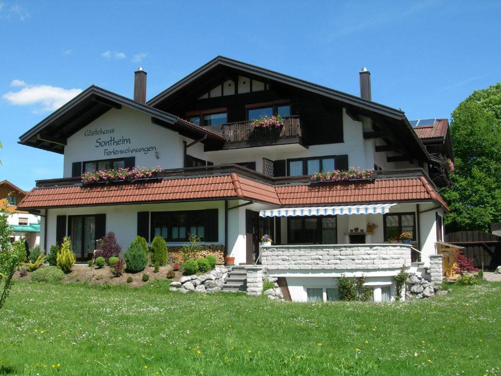 Una casa grande con un jardín enfrente. en Ferienwohnungen Ellen Müller, en Fischen