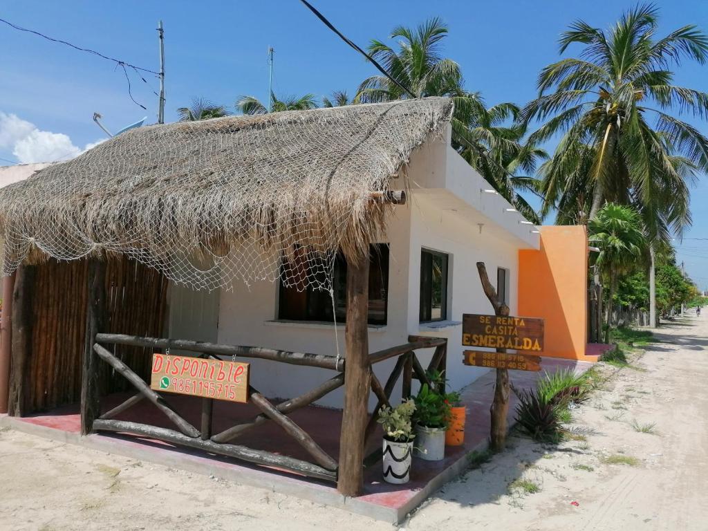 een kleine hut op het strand met een rieten dak bij Casita Esmeralda in El Cuyo