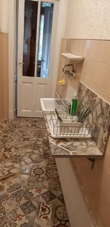 bagno con lavandino e porta di Domum Unirea, across the street of Old City Center a Bucarest