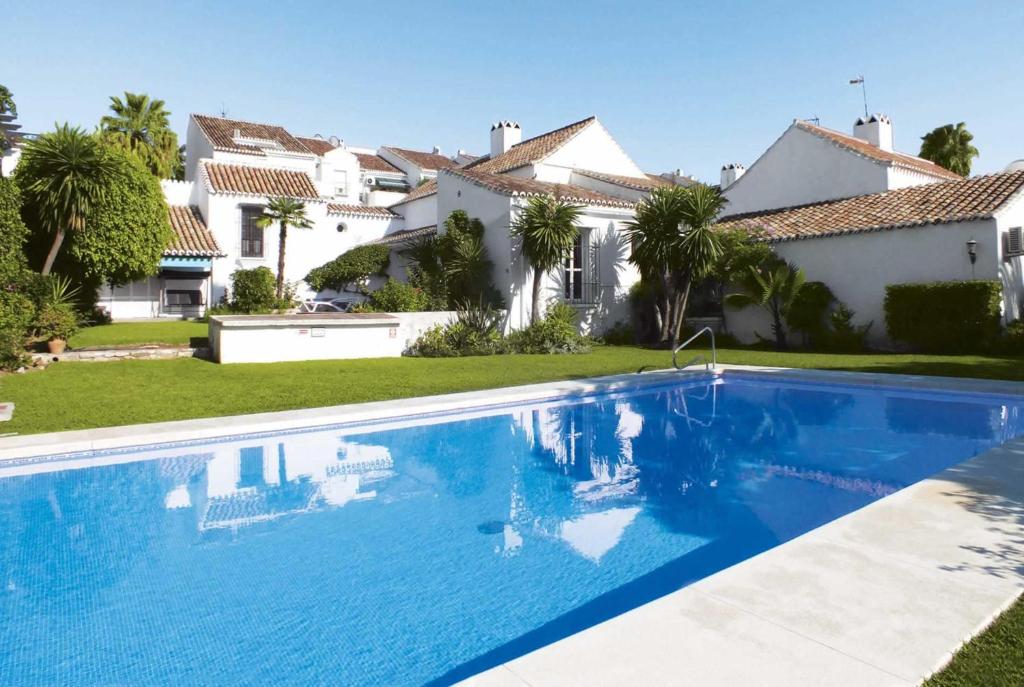 una piscina frente a una casa en Cortijada de Marta, en Fuengirola