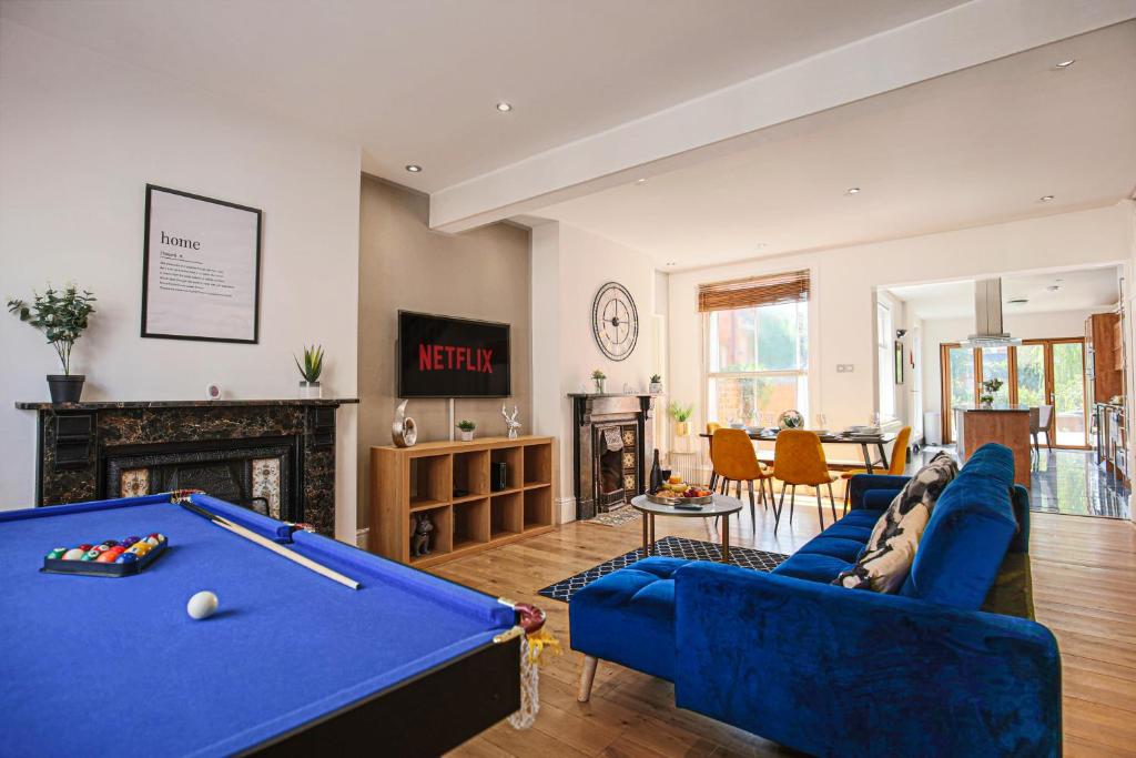 a living room with a pool table at Thrift House - Central Location - Free Parking, Pool Table, Fast Wifi, Smart TV with Fast Wifi by Yoko Property in Northampton