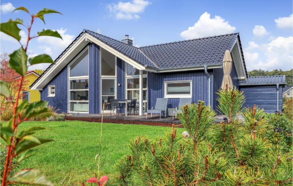 ein blaues Haus mit einem großen Hof in der Unterkunft Haus Otter in Göls