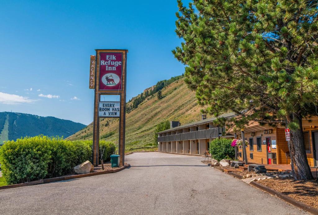 una strada vuota con un cartello di fronte a un edificio di Elk Refuge Inn a Jackson