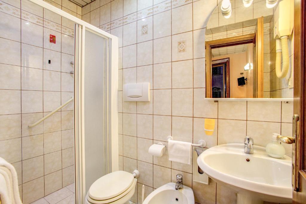 Koupelna v ubytování Hotel Lorena