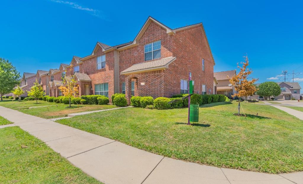 Luxury Townhomes Grand Prairie Near Six Flags and At&t Stadium, Grand