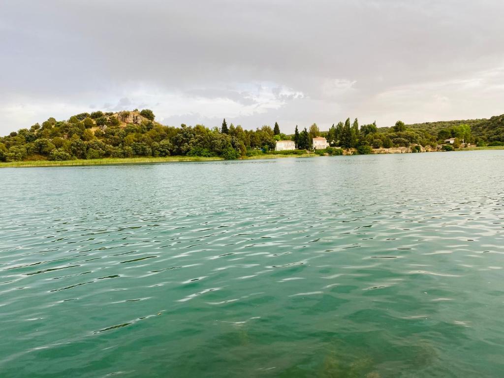 una vista di un grande specchio d'acqua di Villa Emilia 2 a Ossa de Montiel
