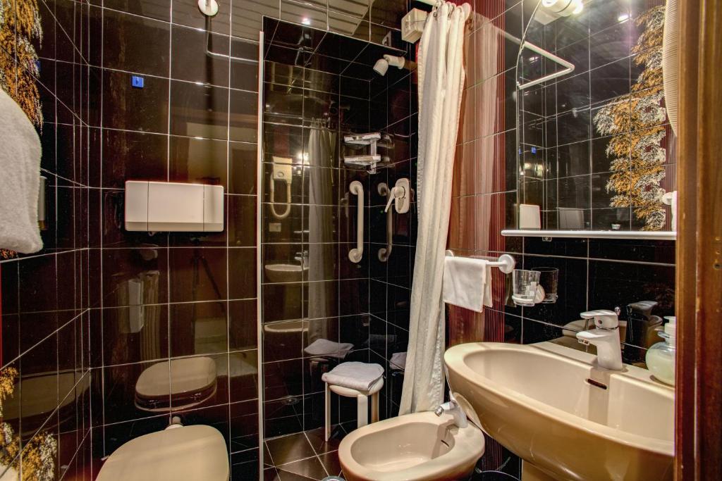 Koupelna v ubytování Hotel Lorena