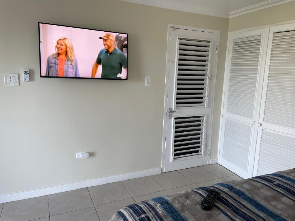 TV a/nebo společenská místnost v ubytování Hummingbird Retreat - Luxury Oceanview Apt, 7-Minute Walk to Beach