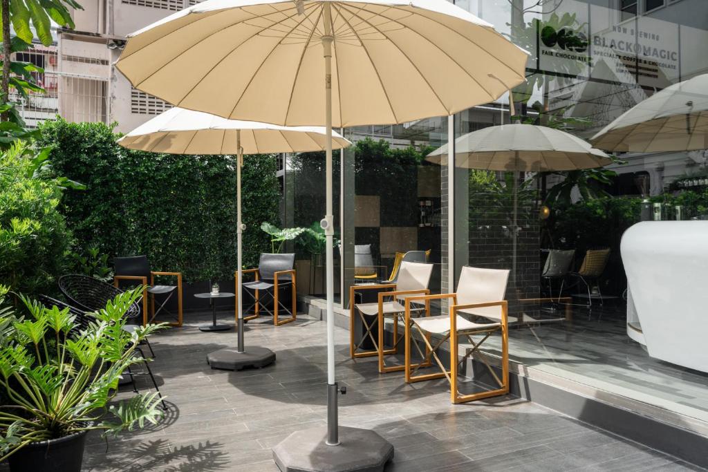 Patio nebo venkovní prostory v ubytování Seekers Finders Rama IV Hotel SureStay Collection by BW