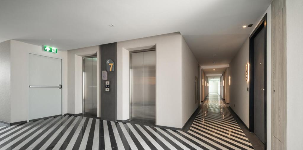 Seekers Finders Rama IV Hotel SureStay Collection by BW - Resim 17