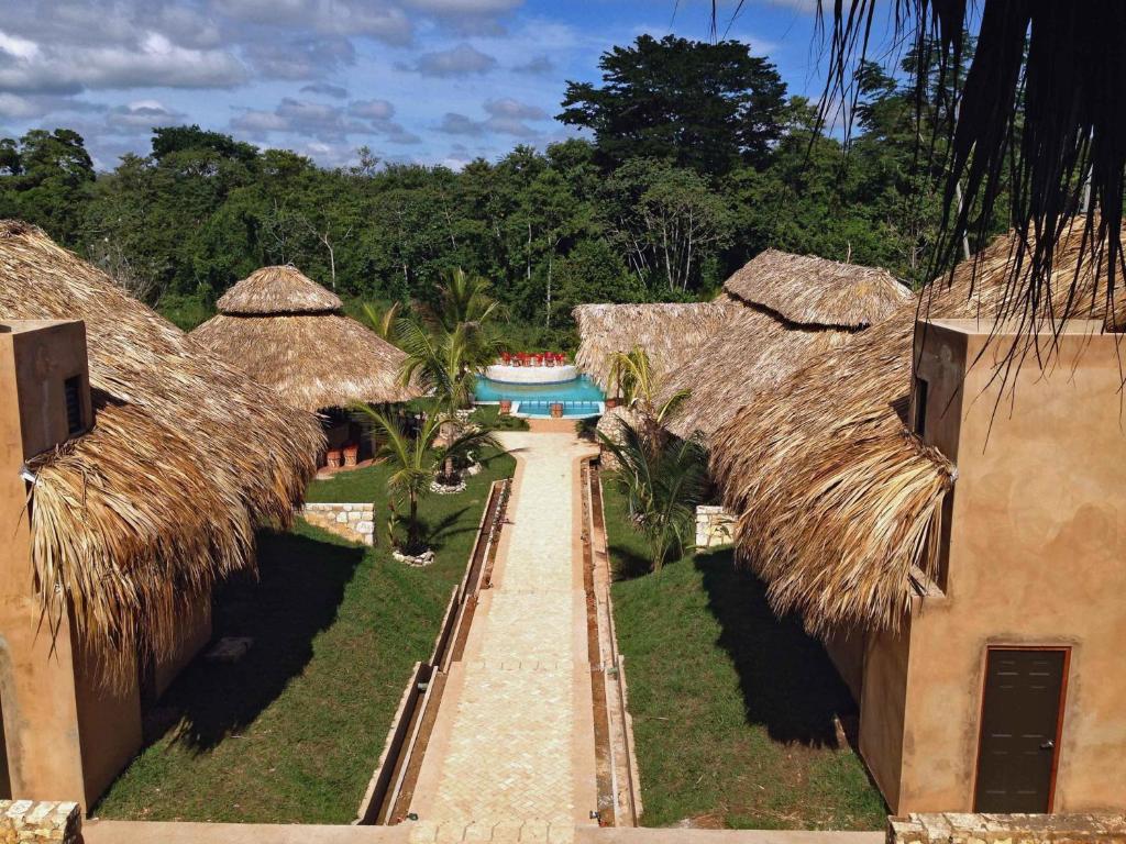 Bazén v ubytování AXKAN PALENQUE, SHOWS EN VIVO & GASTRONOMIA MAR y TIERRA & TRAVEL AGENCY nebo v jeho okolí