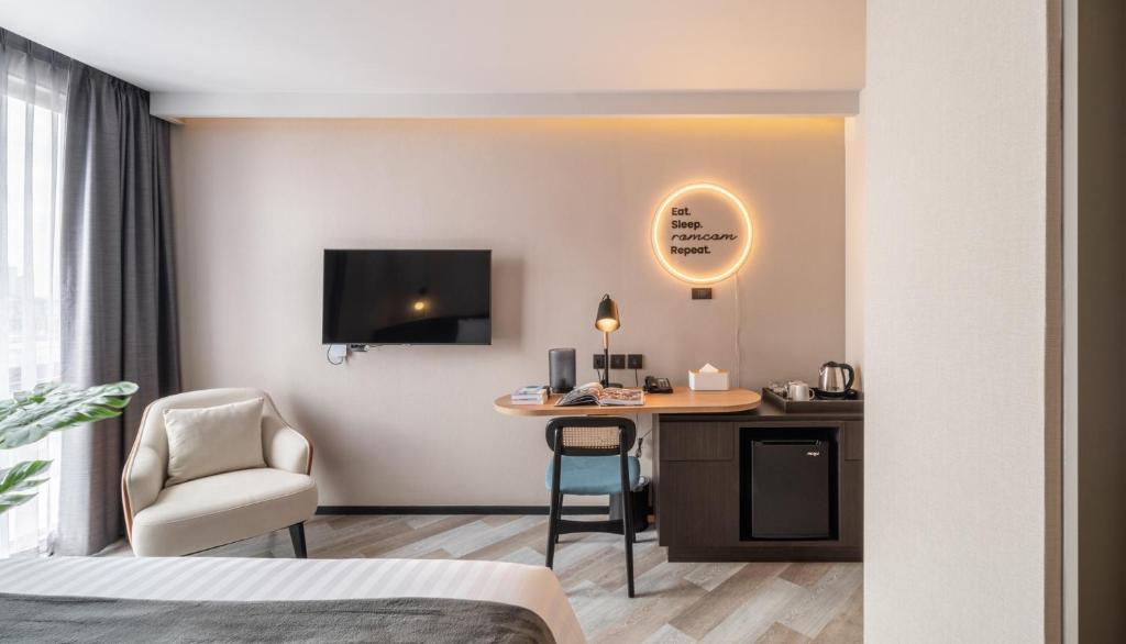 Seekers Finders Rama IV Hotel SureStay Collection by BW - Resim 29