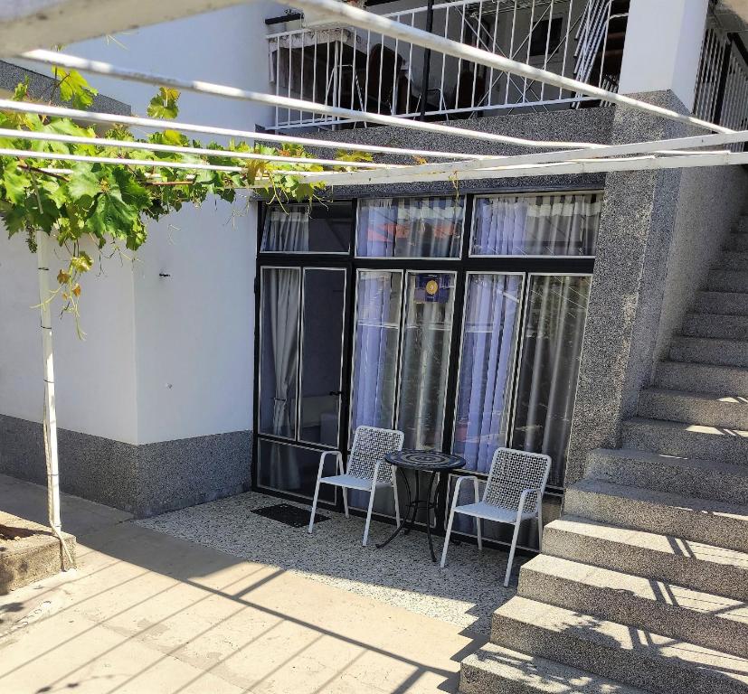two chairs and a table in front of a building at Apartment LEMONA in Makarska