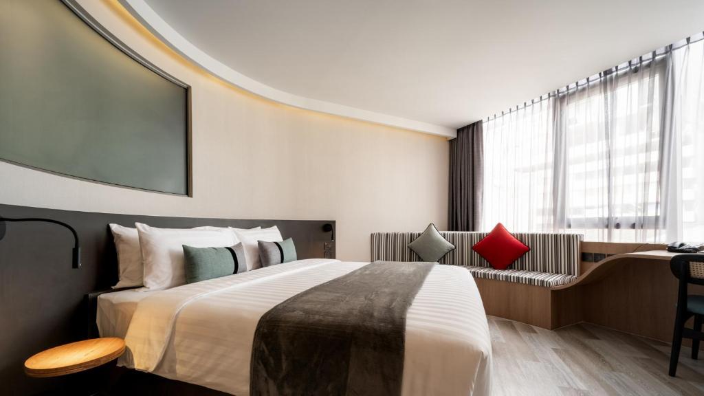 Seekers Finders Rama IV Hotel SureStay Collection by BW - Resim 12