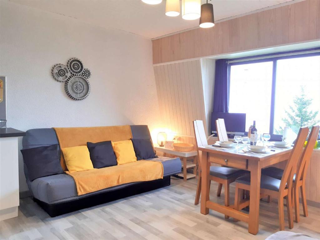 a living room with a couch and a table at Appartement Saint-Lary-Soulan, 2 pièces, 4 personnes - FR-1-457-308 in Saint-Lary-Soulan