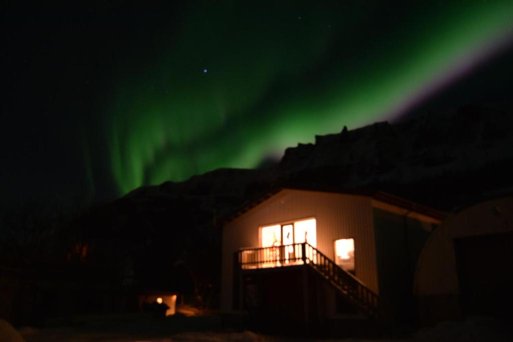 uma imagem da aurora boreal sobre uma casa em Hörgsland Guesthouse em Hörgsland