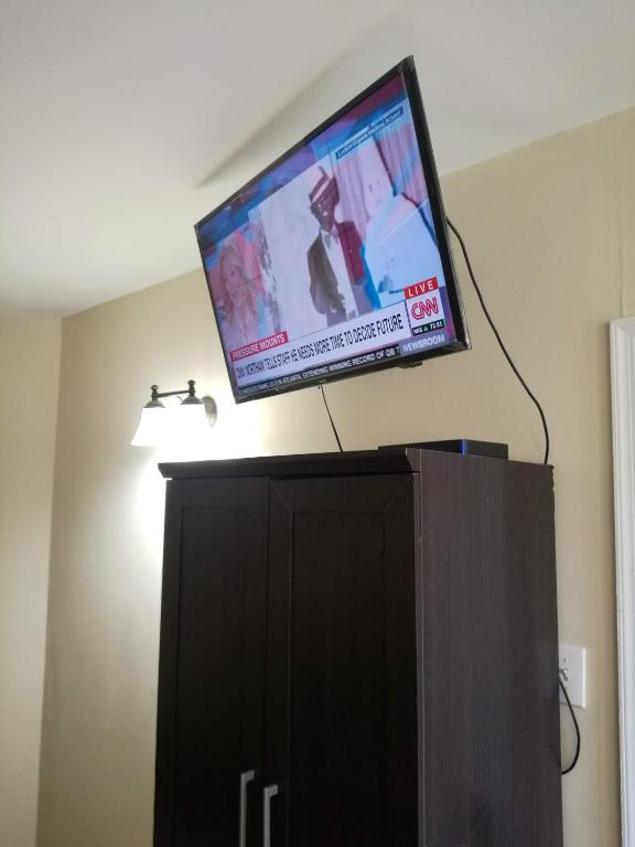 TV a/nebo společenská místnost v ubytování Most Economical Room in Center Washington DC