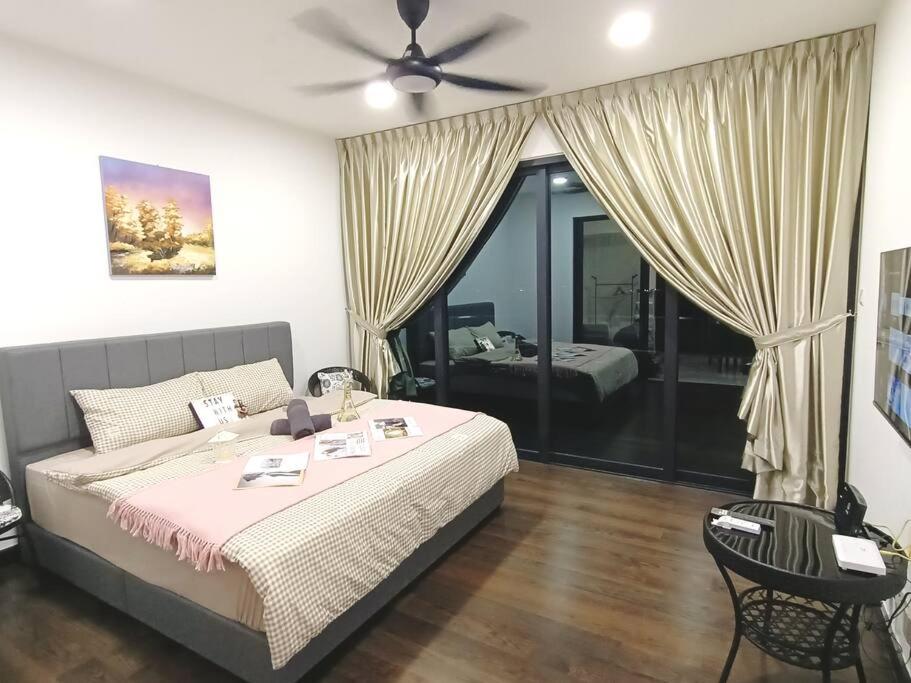 - une chambre avec un lit et un ventilateur de plafond dans l'établissement 1308 Almas suites Lavender Netflix 100mbps By STAY, à Nusajaya