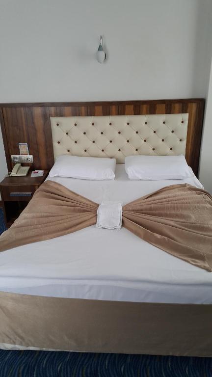 Postel nebo postele na pokoji v ubytování Miroglu Hotel